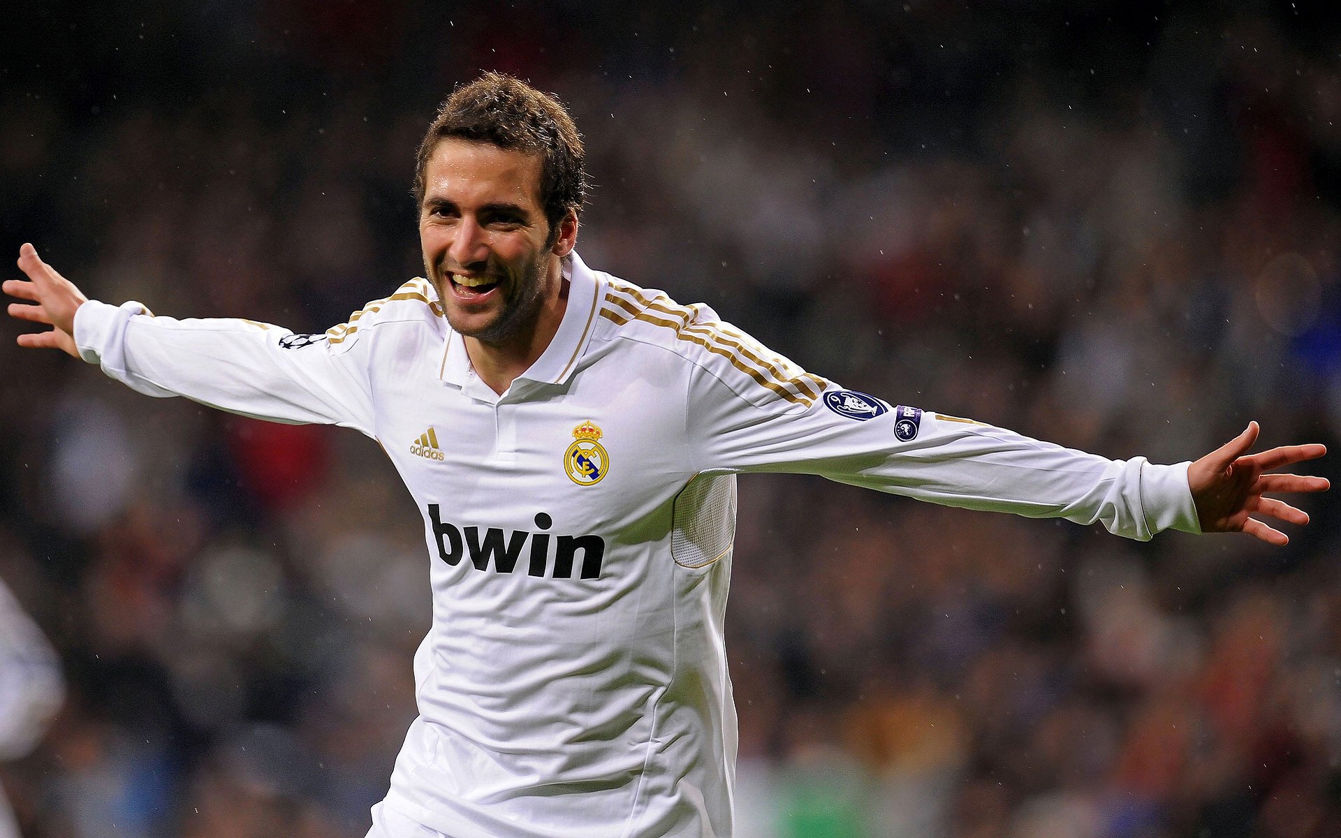 中锋与边位配合默契,多次完成快攻得分,中锋和边锋谁更容易进球