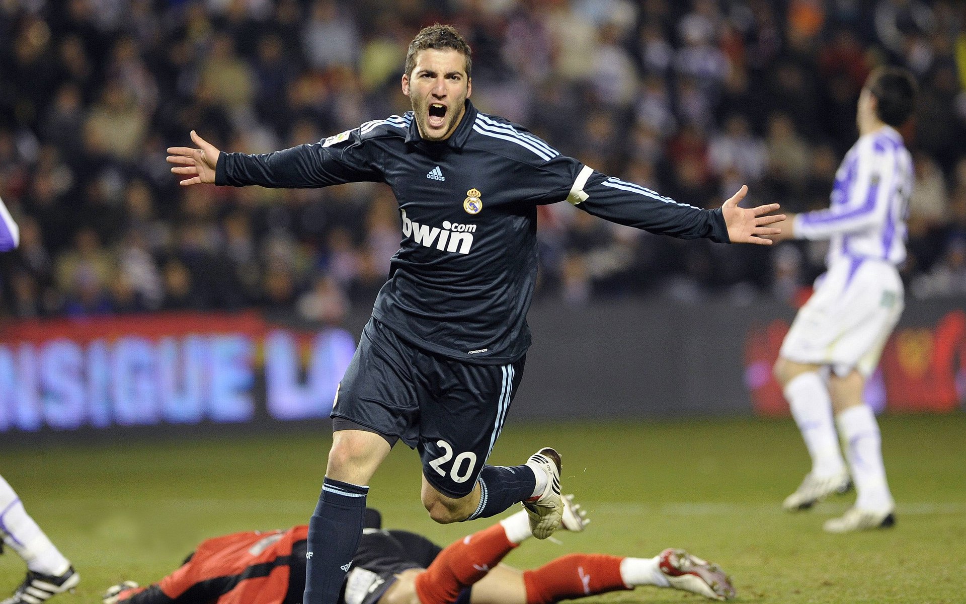 九游游戏中心-中超积分榜竞争白热化争冠与保级悬念并存，中超最终积分